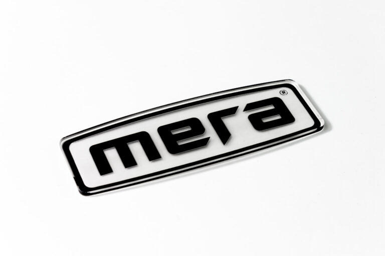 Wygrawerowane logo mera w pleksi
