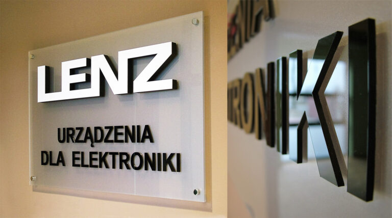 Tablica z pleksi z przestrzennymi literami ze styroduru LENZ