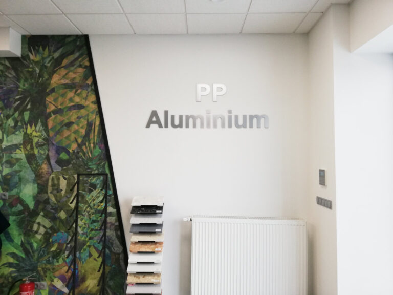 Przestrzenne logo PP Aluminium zamontowane na ścianie biura