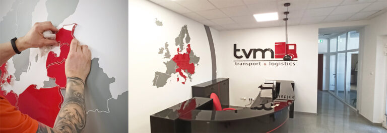 Przestrzenne logo TVM Transport & Logistics zamontowane na ścianie biura