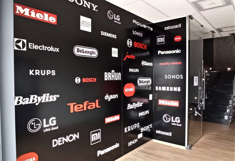 Ściana reklamowa z płyt dibond z logotypami marek elektroniki i AGD