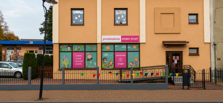 Witryny przedszkola Dobry Start oklejone kolorową folią z grafikami dla dzieci