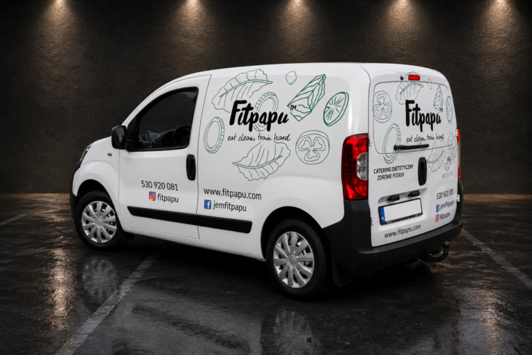 Biały samochód dostawczy Fitpapu z logo, rysunkami warzyw i oznakowaniem cateringu dietetycznego