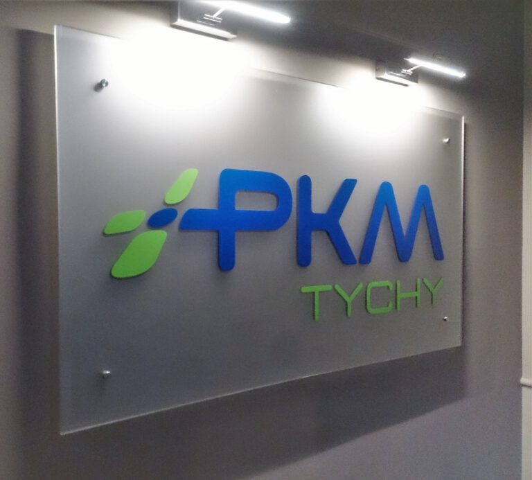 Tablica z pleksi z przestrzennym logo PKM Tychy