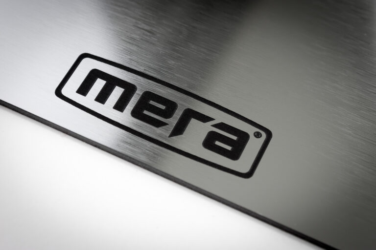 Logo mera wygrawerowane na laminacie laserskim