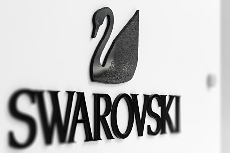 Tablica Swarowski zrobiona z pleksy. Napisy wygrawerowane oraz wycięte na laserze